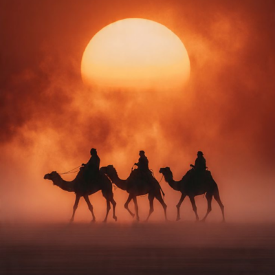 قافلة الشمس الغاربة قافلة جِمال وفرسان يعبرون الصحراء عند غروب الشمس وسط ضباب برتقالي