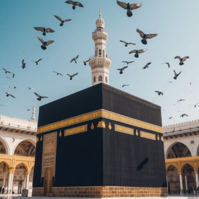 لوحة فنية للكعبة المشرفة مع منارة وسرب طيور في السماء