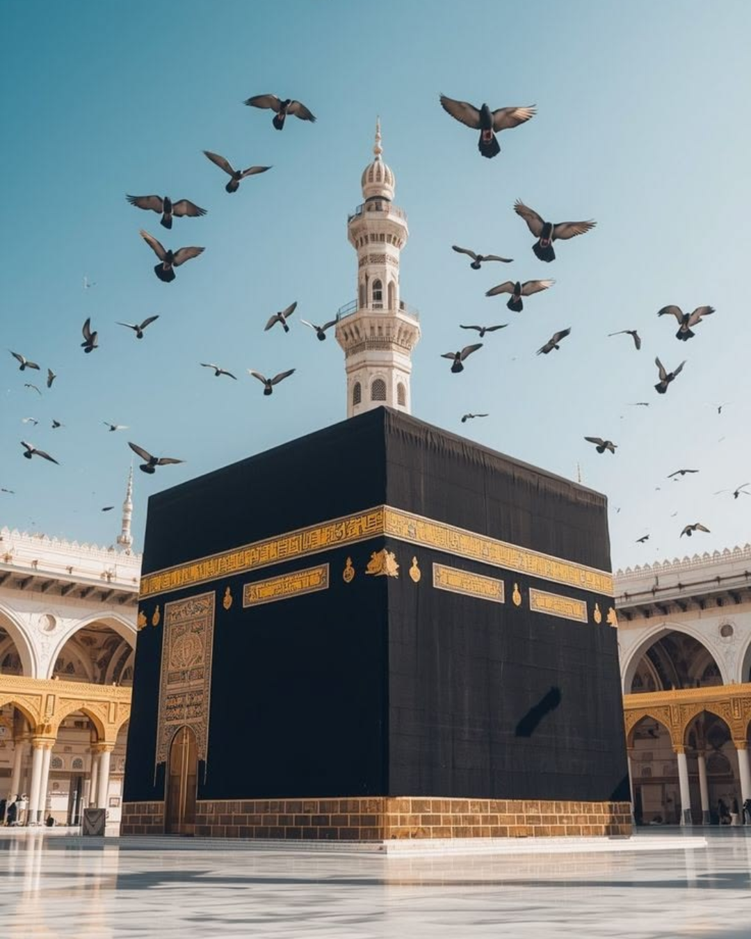 لوحة فنية للكعبة المشرفة مع منارة وسرب طيور في السماء