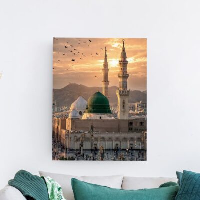 لوحة المسجد النبوي الشريف لوحة فنية للمسجد النبوي بالقبة الخضراء ومآذنه وقت الغروب مع أسراب طيور