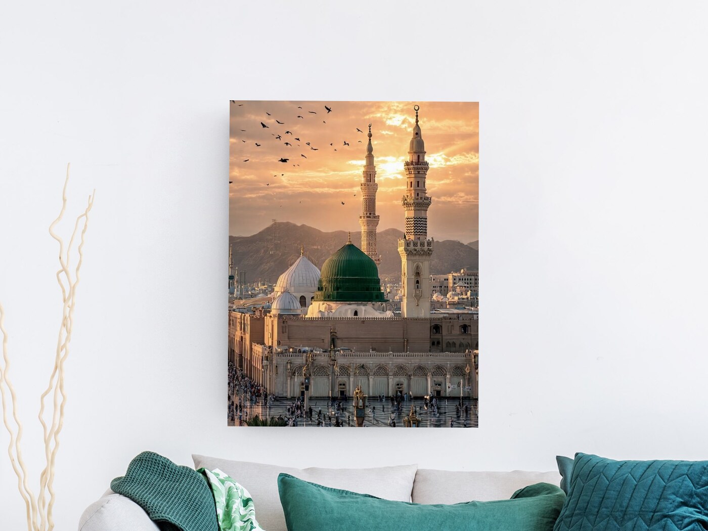 لوحة فنية للمسجد النبوي بالقبة الخضراء ومآذنه وقت الغروب مع أسراب طيور