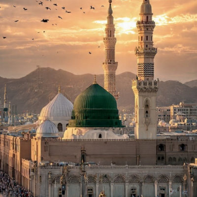 لوحة المسجد النبوي الشريف لوحة فنية للمسجد النبوي بالقبة الخضراء ومآذنه وقت الغروب مع أسراب طيور