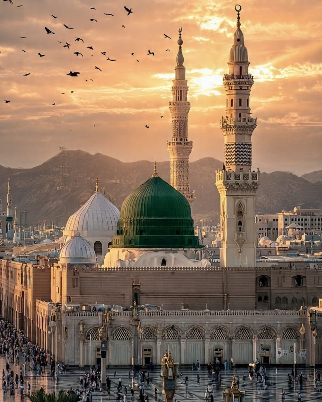 لوحة المسجد النبوي الشريف لوحة فنية للمسجد النبوي بالقبة الخضراء ومآذنه وقت الغروب مع أسراب طيور