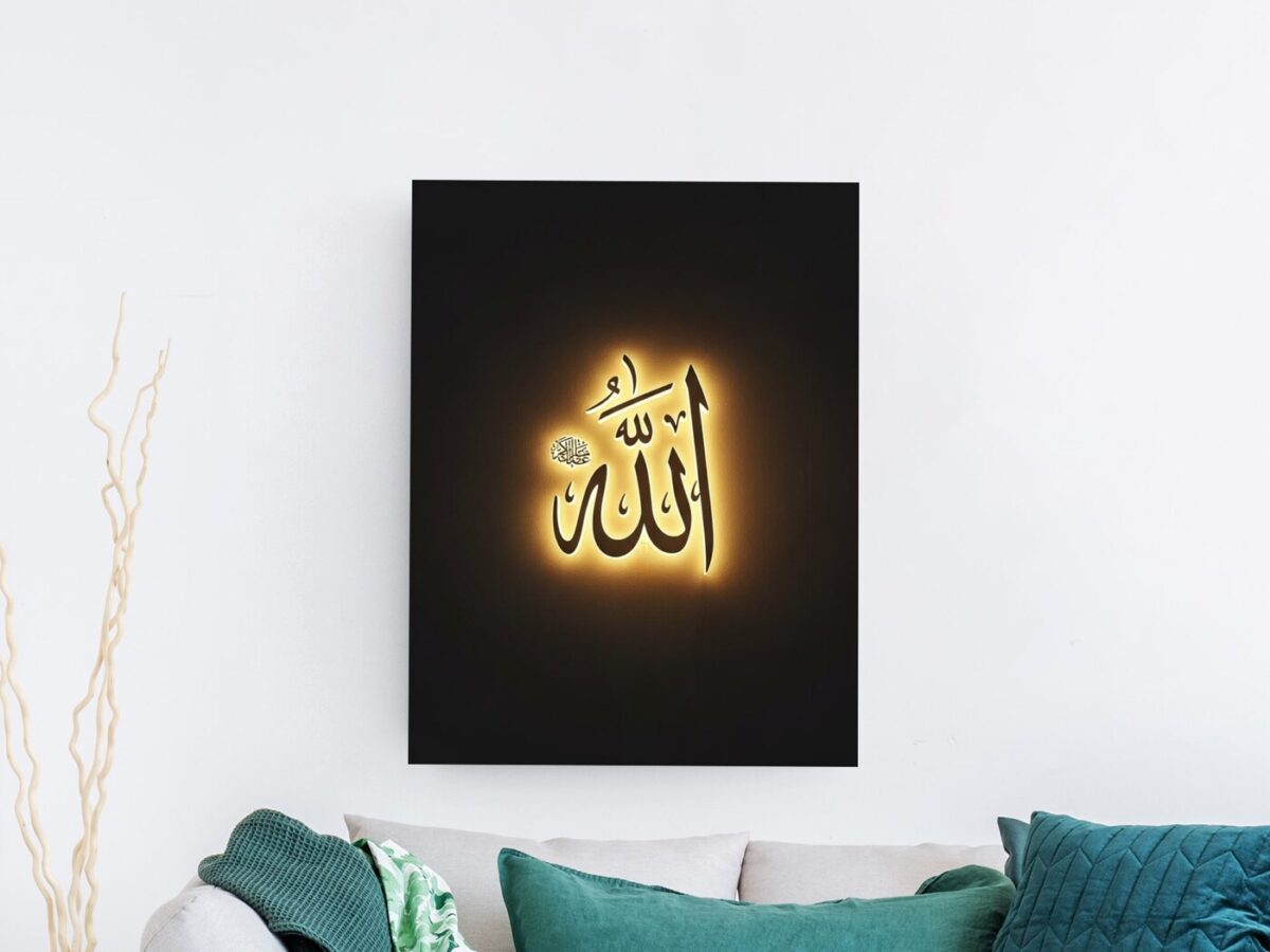 لوحة خط عربي لكلمة الله بإضاءة ذهبية على خلفية سوداء