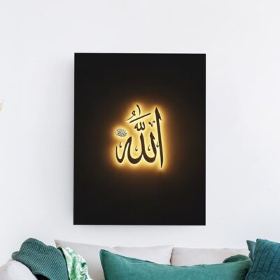 لوحة خط عربي لكلمة الله بإضاءة ذهبية على خلفية سوداء