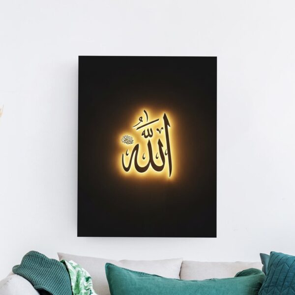 لوحة خط عربي لكلمة الله بإضاءة ذهبية على خلفية سوداء