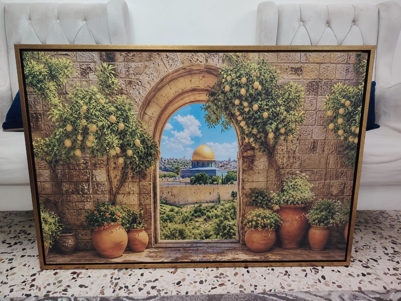 لوحة رؤيا غاليري على جدار أحد الزبائن